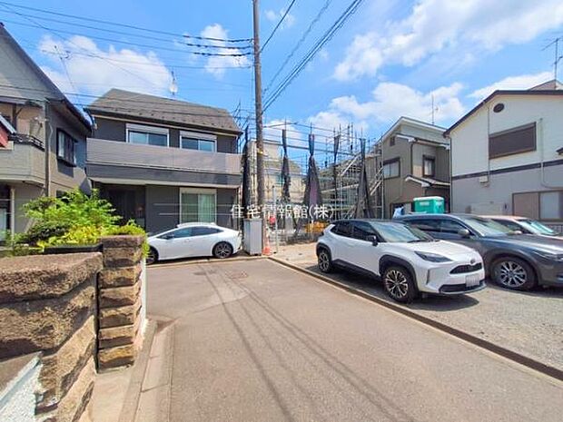 前面道路を含めた現地写真です。