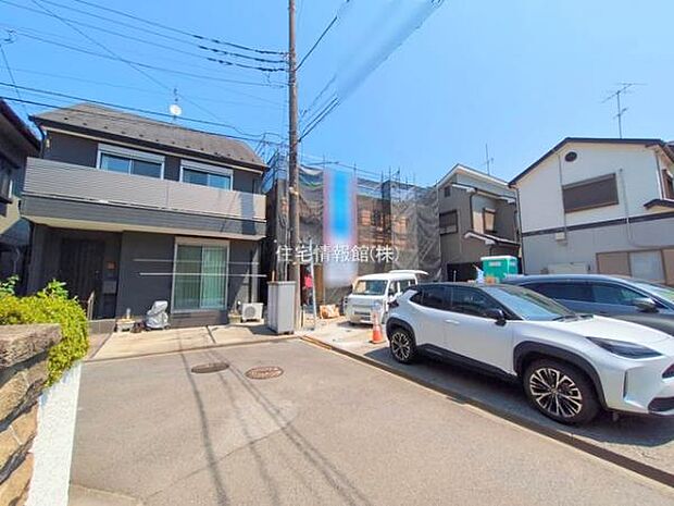 前面道路を含めた現地写真です。