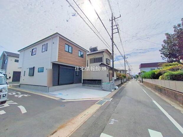 前面道路を含めた現地写真です。