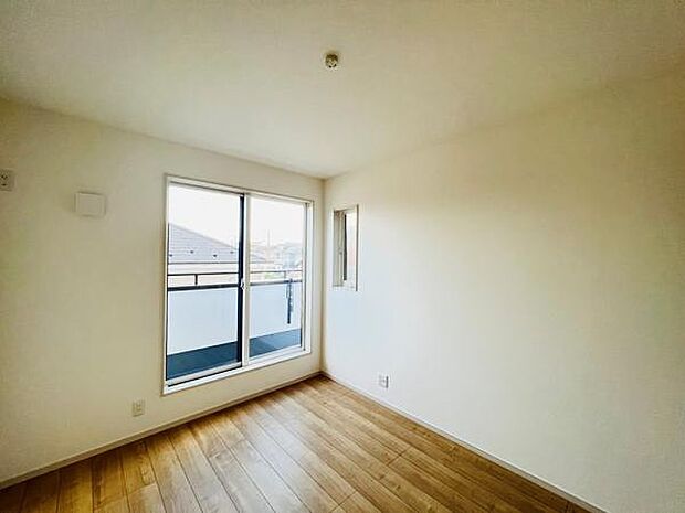 明るい広々とした主寝室でご家族ゆっくりお休みになれますね。