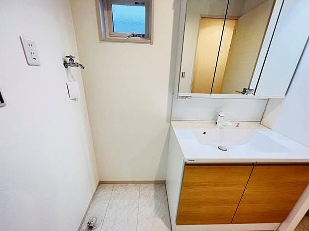 洗面化粧台です。朝の身支度から1日が始まります。