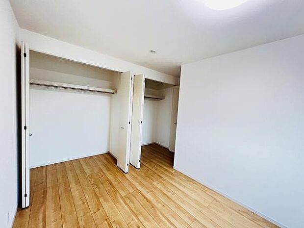 いつでもお部屋をスッキリお使い頂ける収納スペースを設置。