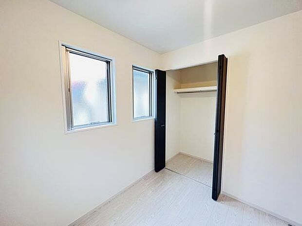 収納が備わっており、子供部屋や在宅ワークスペース等にもおすすめです。