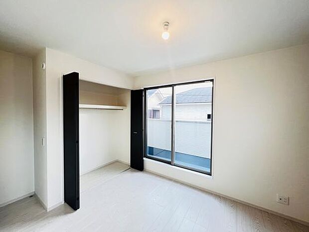 いつでもお部屋をスッキリお使い頂ける収納スペースを設置。