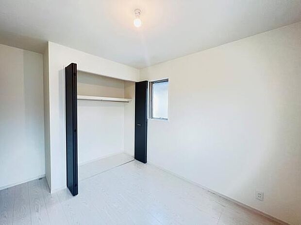 木の温もりが優しいフローリングの収納スペース付き洋室です。