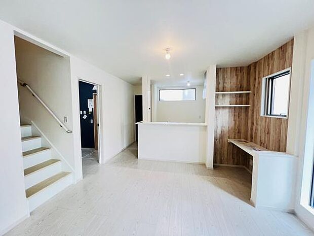 お食事中もキッチンと会話が楽しめるダイニングスペース。