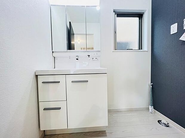 洗面化粧台です。朝の身支度から1日が始まります。