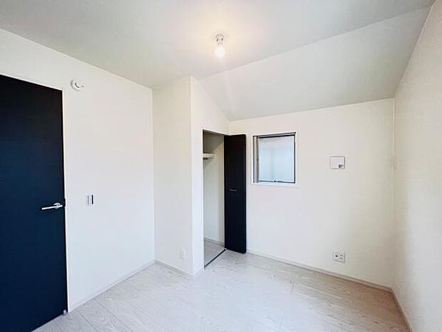 木の温もりが優しいフローリングの収納スペース付き洋室です。