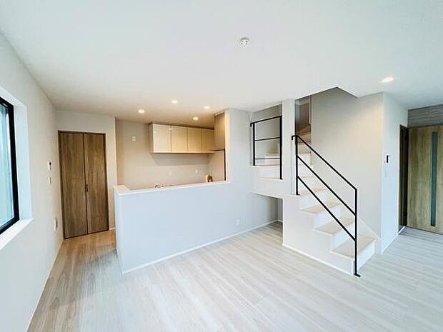 お食事中もキッチンと会話が楽しめるダイニングスペース。