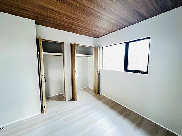 明るい広々とした主寝室でご家族ゆっくりお休みになれますね。