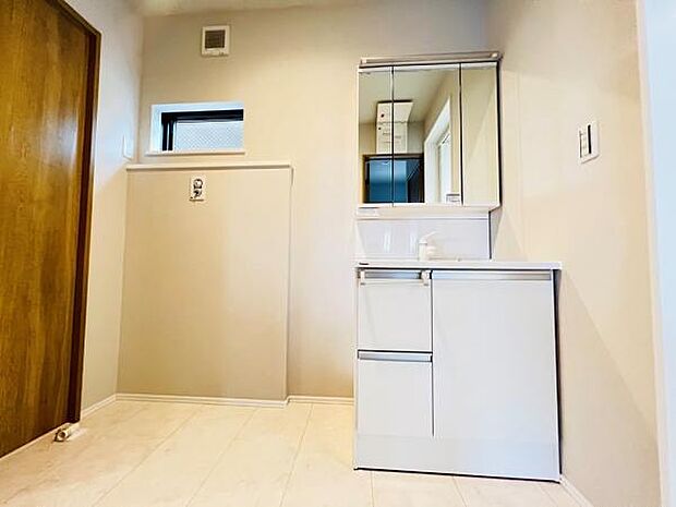 洗面化粧台です。朝の身支度から1日が始まります。