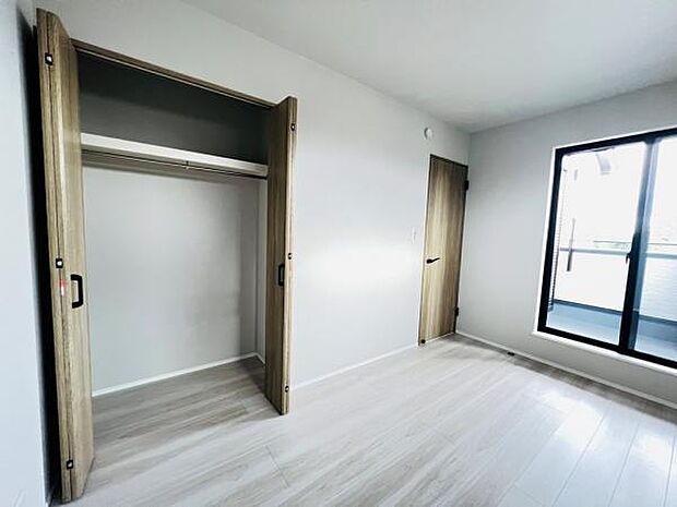 いつでもお部屋をスッキリお使い頂ける収納スペースを設置。