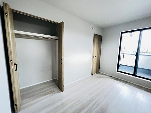 木の温もりが優しいフローリングの収納スペース付き洋室です。