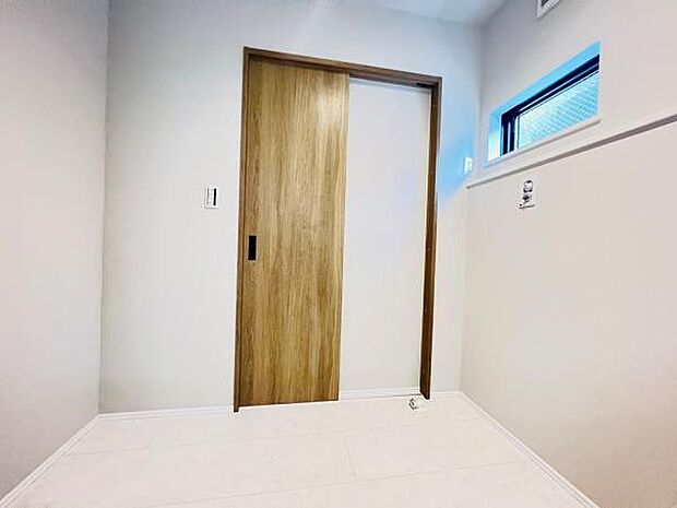 ランドリースペースです。身支度を整えながら洗濯機の操作を行えます。