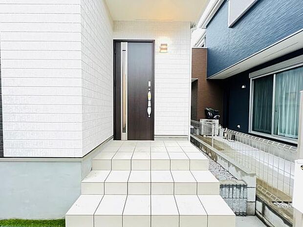 いつも気持ちよくご家族を迎えられる玄関です。