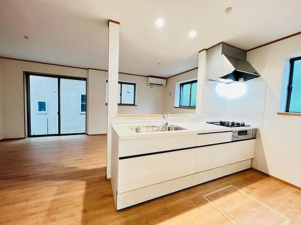 お食事中もキッチンと会話が楽しめるダイニングスペース。