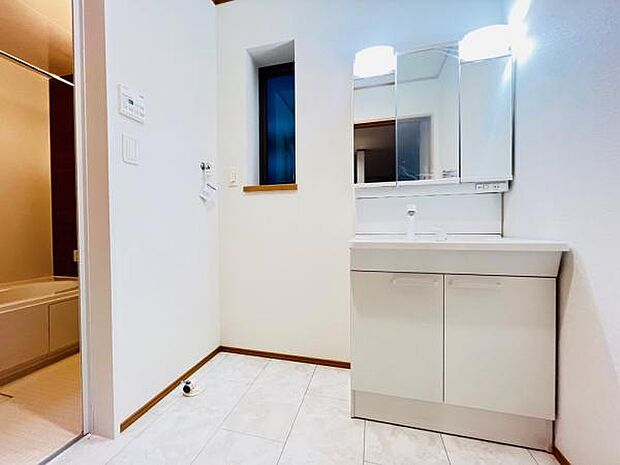 洗面化粧台です。朝の身支度から1日が始まります。