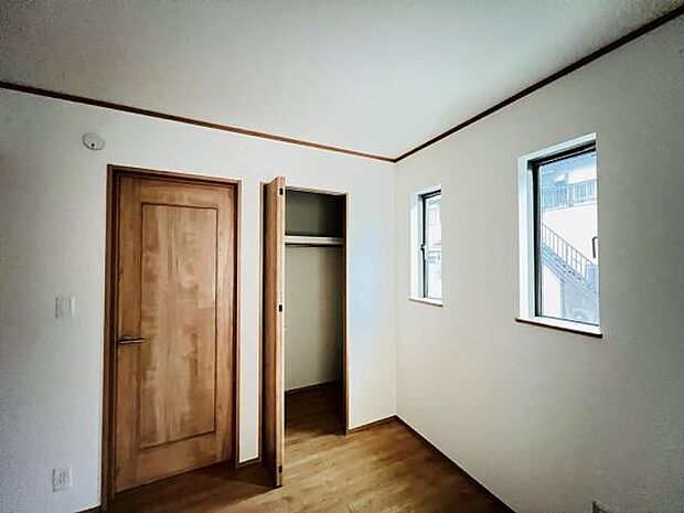 いつでもお部屋をスッキリお使い頂ける収納スペースを設置。