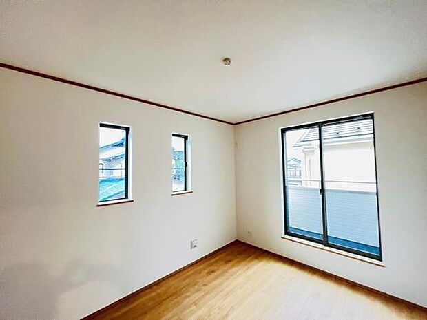 木の温もりが優しいフローリングの収納スペース付き洋室です。