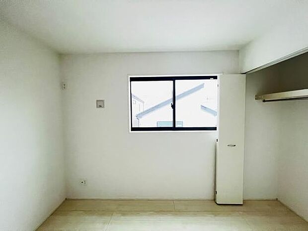 木の温もりが優しいフローリングの収納スペース付き洋室です。