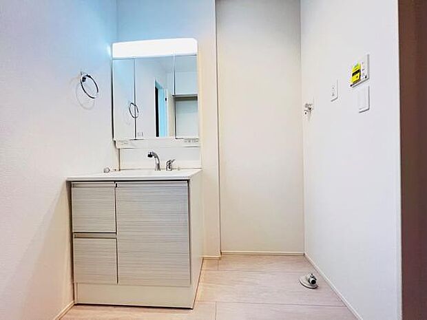 ランドリースペースです。身支度を整えながら洗濯機の操作を行えます。