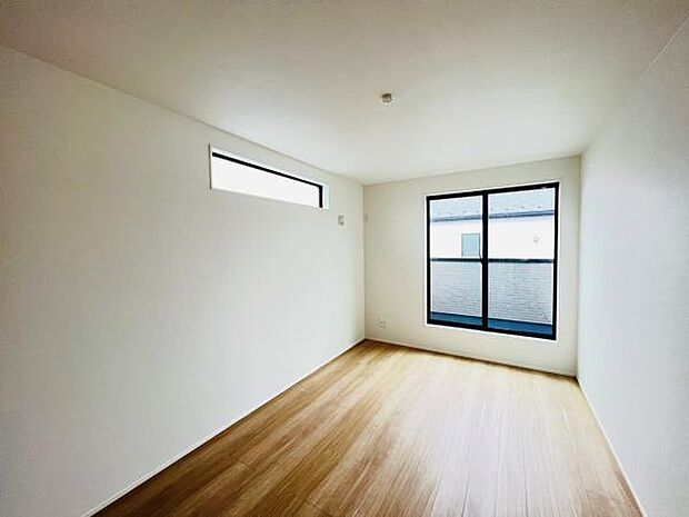 明るい広々とした主寝室でご家族ゆっくりお休みになれますね。