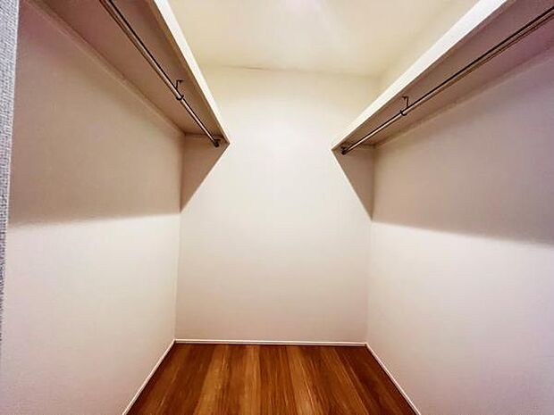 ウォークインクローゼットがあり収納スペースも豊富。季節物もスッキリ片付きそうです。