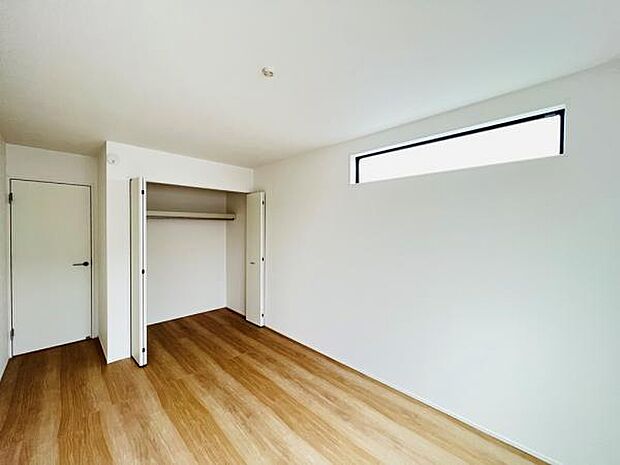 木の温もりが優しいフローリングの収納スペース付き洋室です。