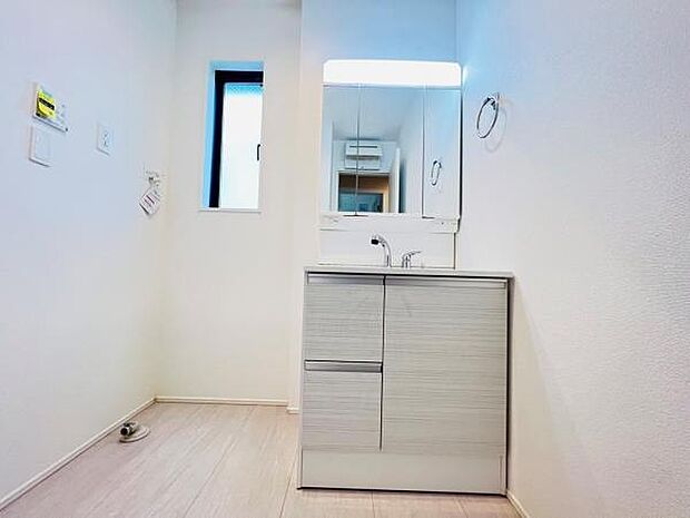 ランドリースペースです。身支度を整えながら洗濯機の操作を行えます。