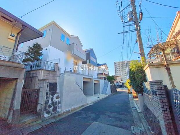 前面道路を含めた現地写真です。