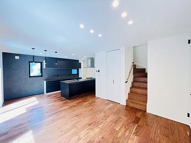 リビングダイニングになります。ご家族そろっての素敵な空間になりそうですね。