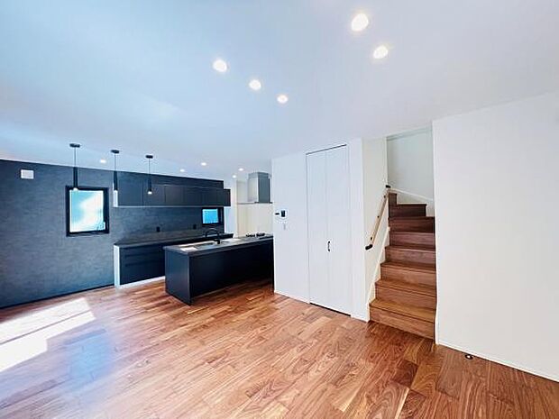 ご家族の温かい時間を演出するダイニングスペースです。