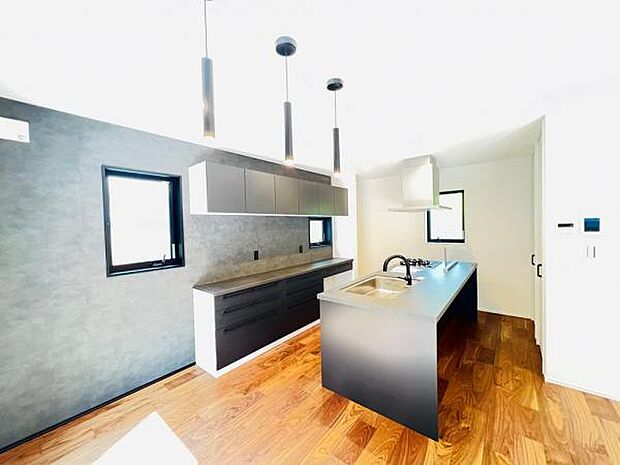 お食事中もキッチンと会話が楽しめるダイニングスペース。