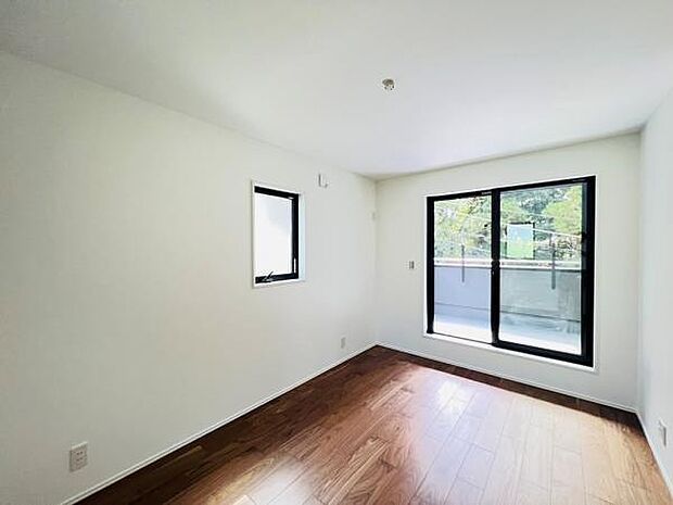 明るい広々とした主寝室でご家族ゆっくりお休みになれますね。