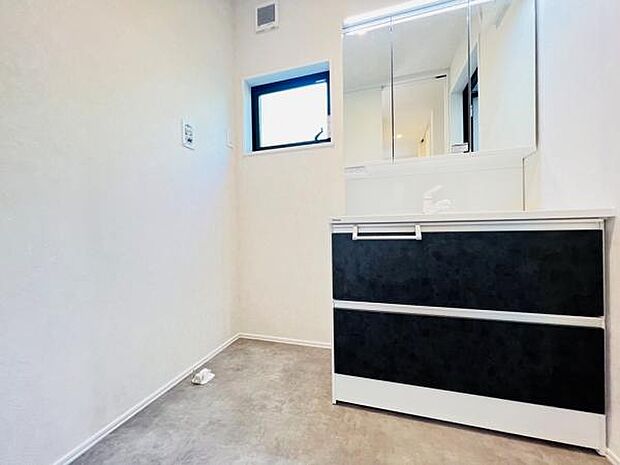 洗面化粧台です。朝の身支度から1日が始まります。