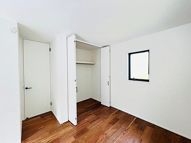 木の温もりが優しいフローリングの収納スペース付き洋室です。