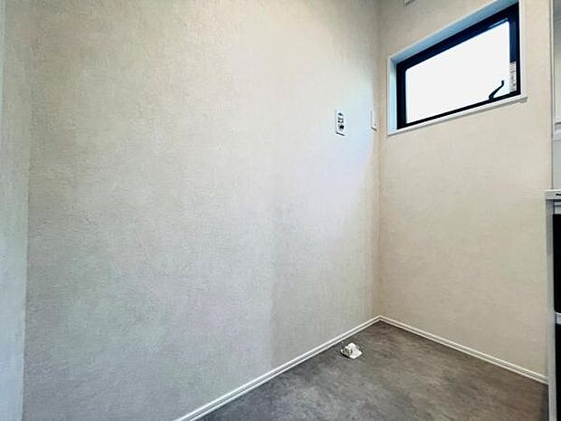 ランドリースペースです。身支度を整えながら洗濯機の操作を行えます。