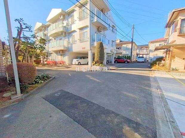 前面道路を含めた現地写真です。