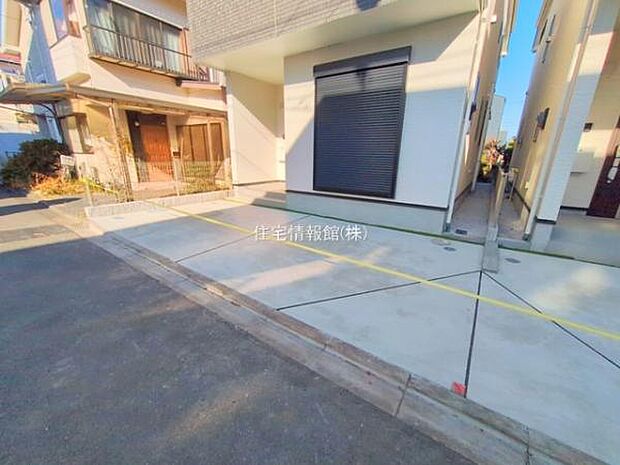 前面道路を含めた現地写真です。