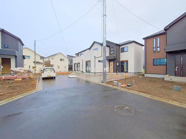 前面道路を含めた現地写真です。