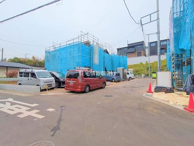 前面道路を含めた現地写真です。