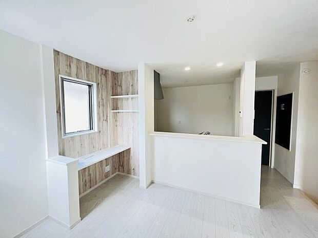 お食事中もキッチンと会話が楽しめるダイニングスペース。