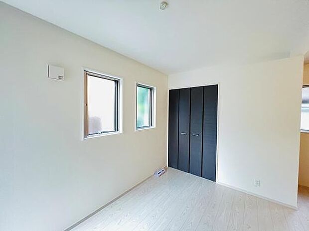 明るい広々とした主寝室でご家族ゆっくりお休みになれますね。