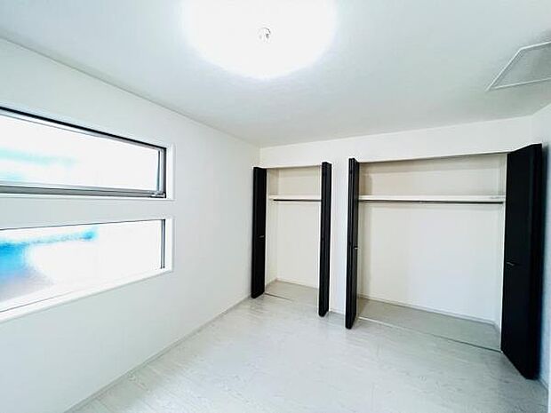 いつでもお部屋をスッキリお使い頂ける収納スペースを設置。