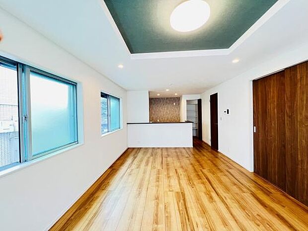 家族団らんの場所としてゆったりと居心地の良いリビングです。