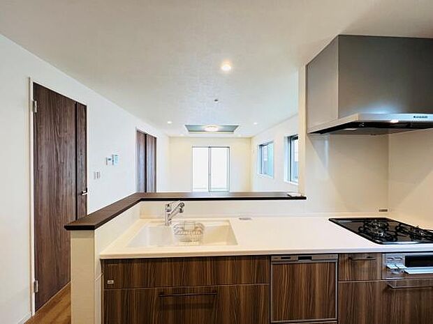 お食事中もキッチンと会話が楽しめるダイニングスペース。