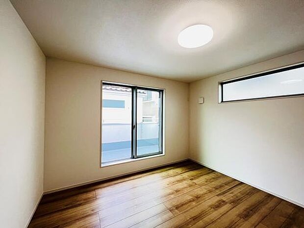 明るい広々とした主寝室でご家族ゆっくりお休みになれますね。