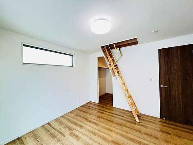 主寝室にはウォークインクローゼットもございます。