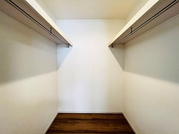 ウォークインクローゼットがあり収納スペースも豊富。季節物もスッキリ片付きそうです。