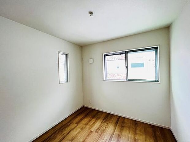 木の温もりが優しいフローリングの収納スペース付き洋室です。